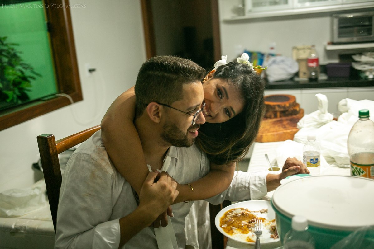 casamento de dia aracuai noivo comendo no fim da festa