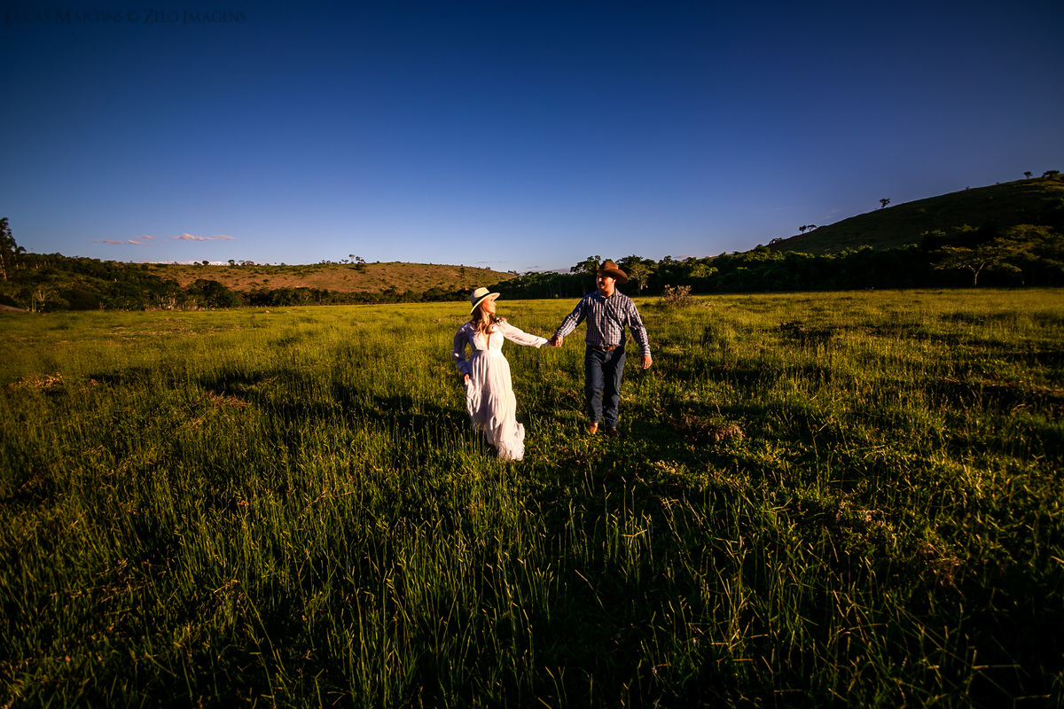 casal correndo em campo aberto