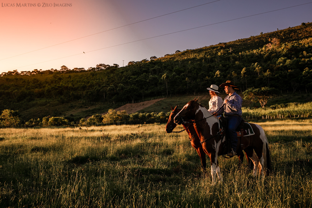 casal montados a cavalo