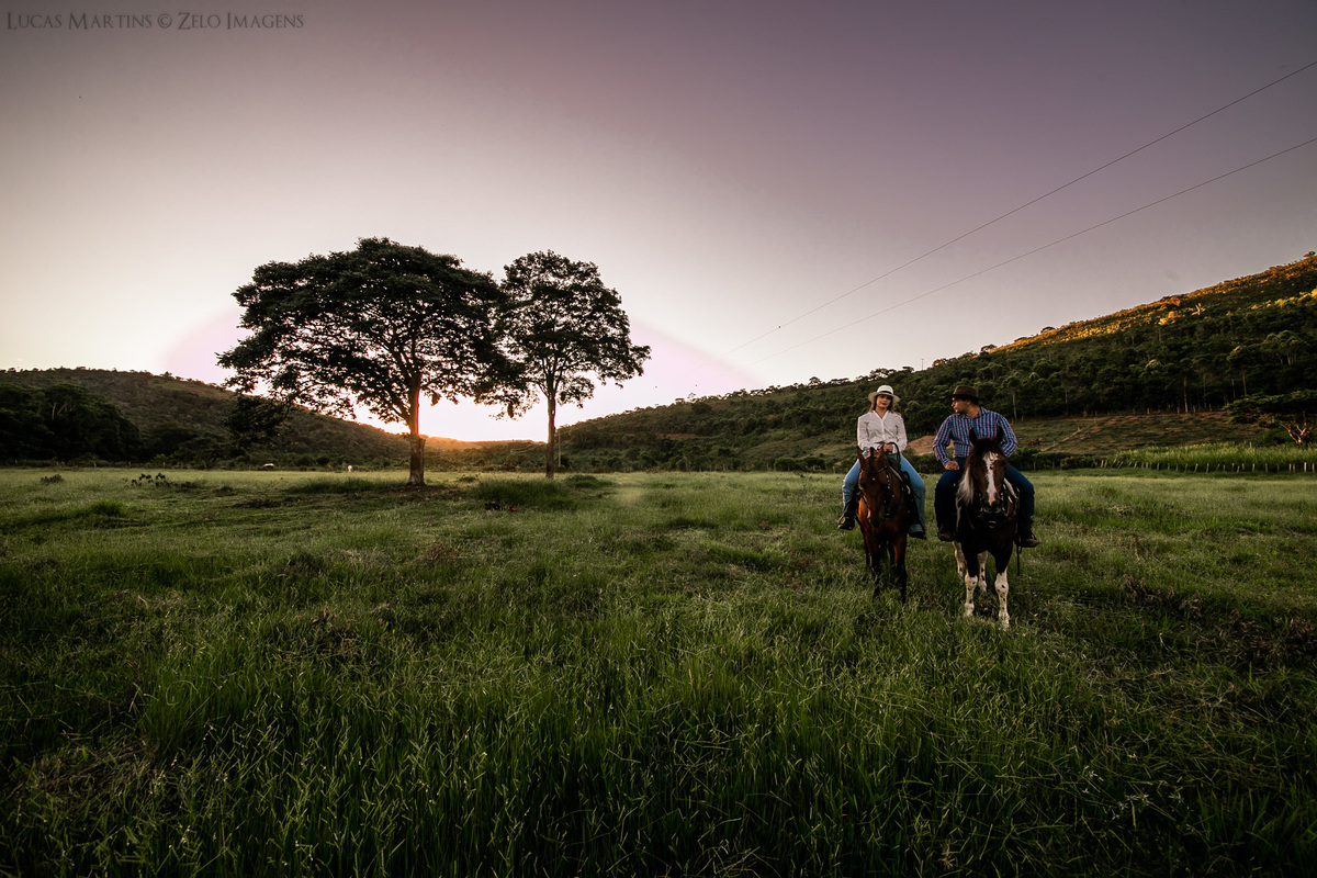 casal montados em cavalo