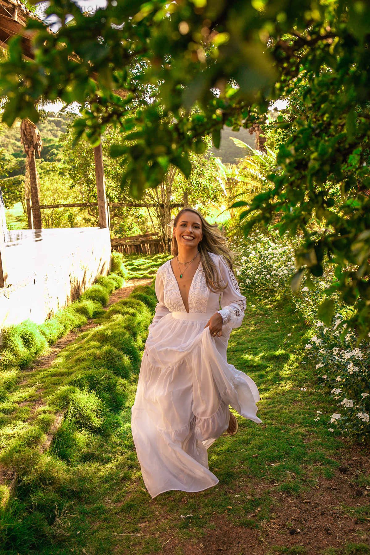 noiva correndo na grama