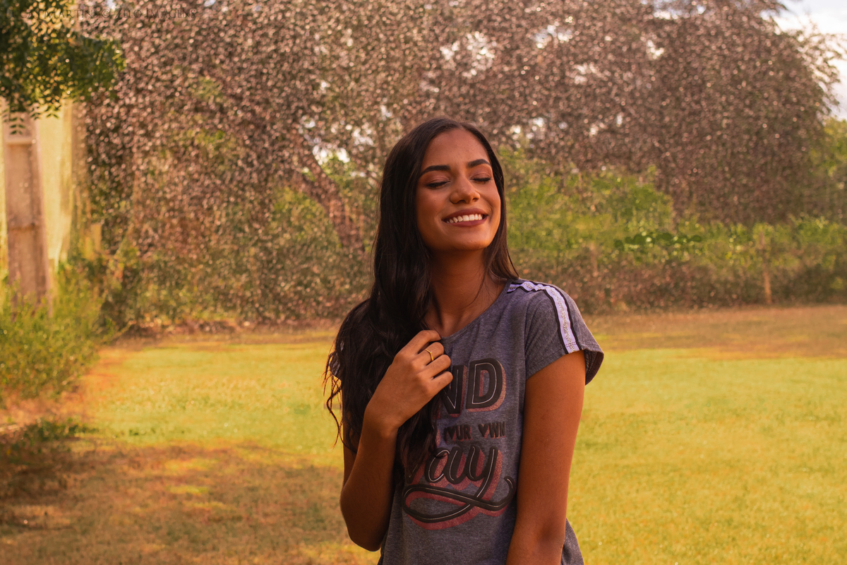 ensaio debutante aracuai campo de futebol com gotas ao fundo chuva