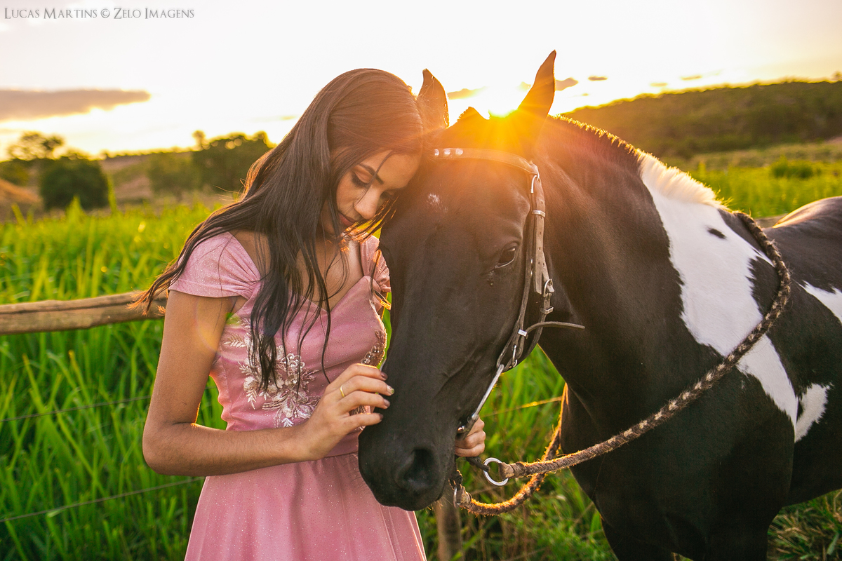 ensaio debutante aracuai haras do jequi debutante com cavalo no por do sol