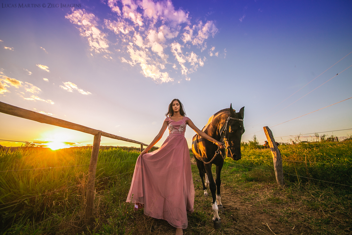 ensaio debutante aracuai haras do jequi debutante com cavalo no por do sol