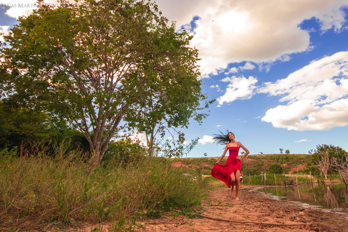 ensaio debutante virgem da lapa sítio  correndo vestido vermelho