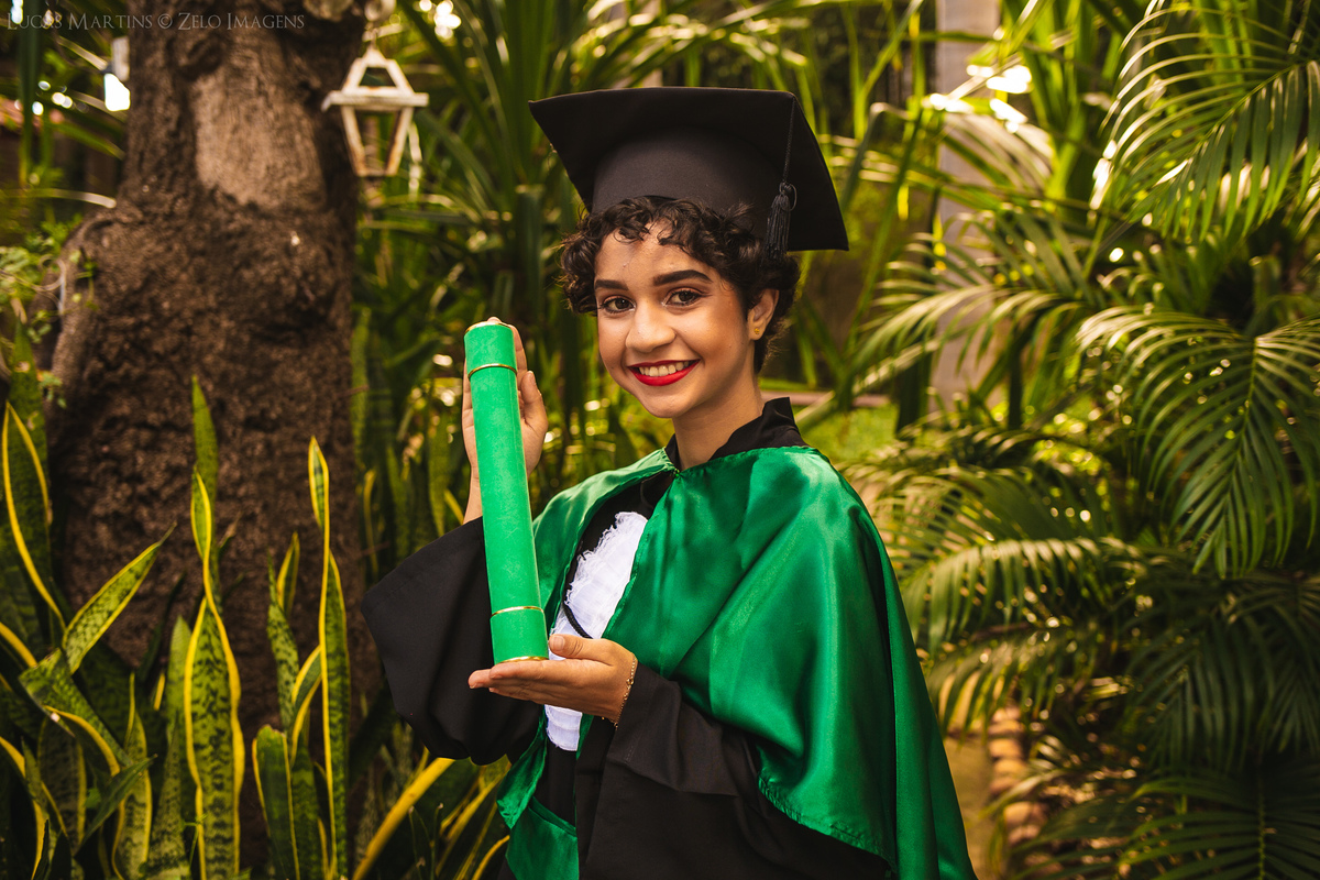 ensaio de formatura araçuaí uait beca canudo e chapeu de formatura