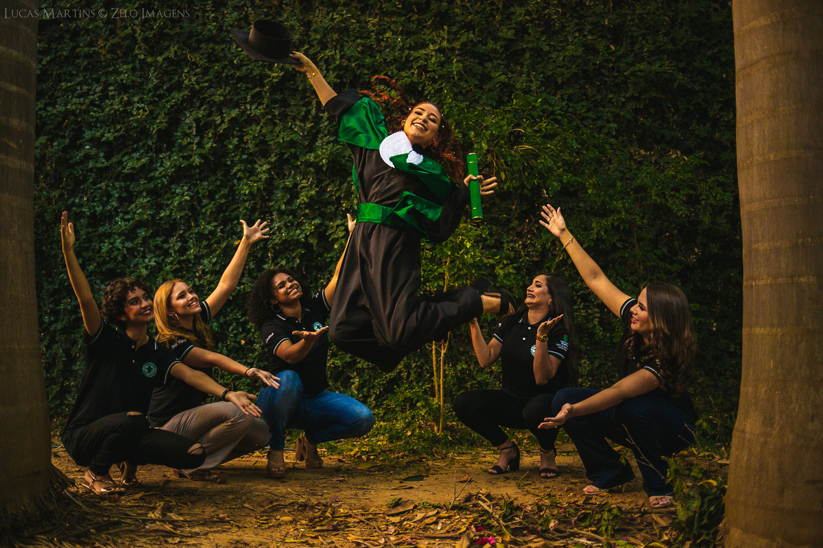 ensaio de formatura araçuaí uait formanda pulando congelando no ar