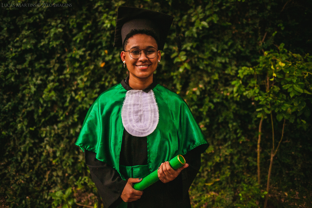 ensaio de formatura araçuaí uait beca canudo e capelo no fundo verde