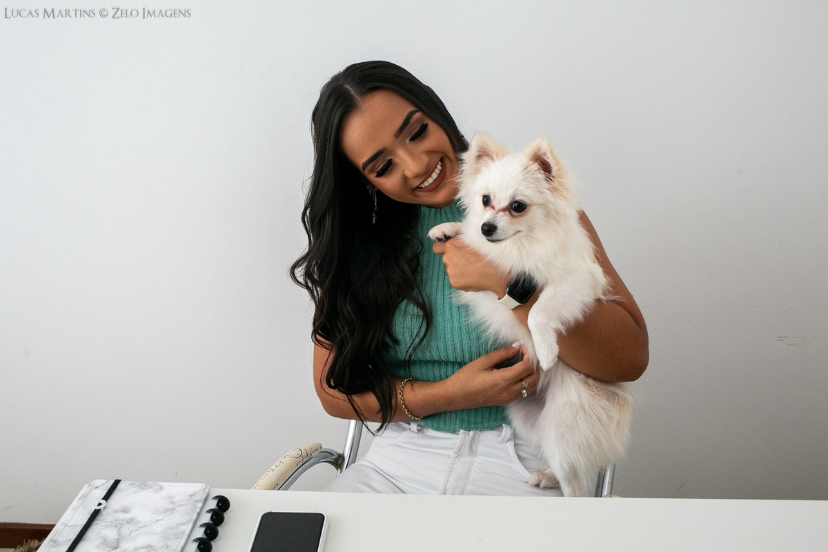 ensaio em casa nutricionista aracuai e cachorro