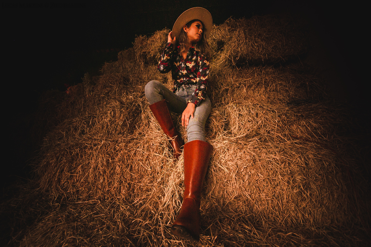 ensaio debutante aracuai sitio haras do jequi estilo Country vaqueira cowgirl com feno sentada no feno