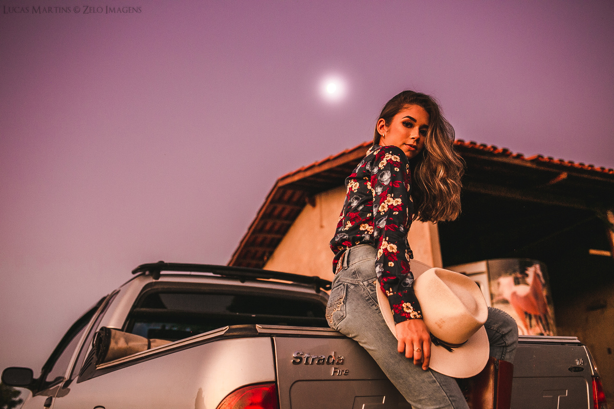 ensaio debutante aracuai sitio haras do jequi estilo Country vaqueira cowgirl com picape pickup sobre o luar