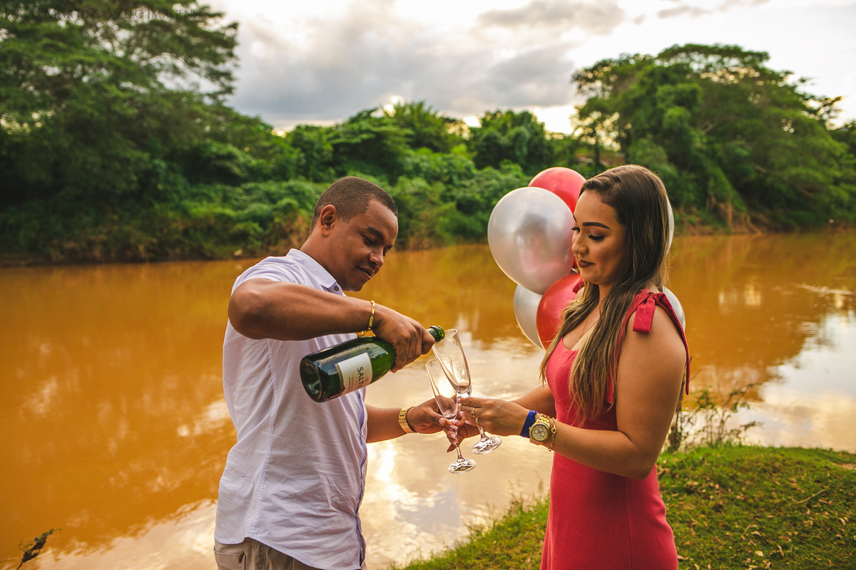 Ensaio de casal piquinique araçuaí beira do rio araçuaí champanhe