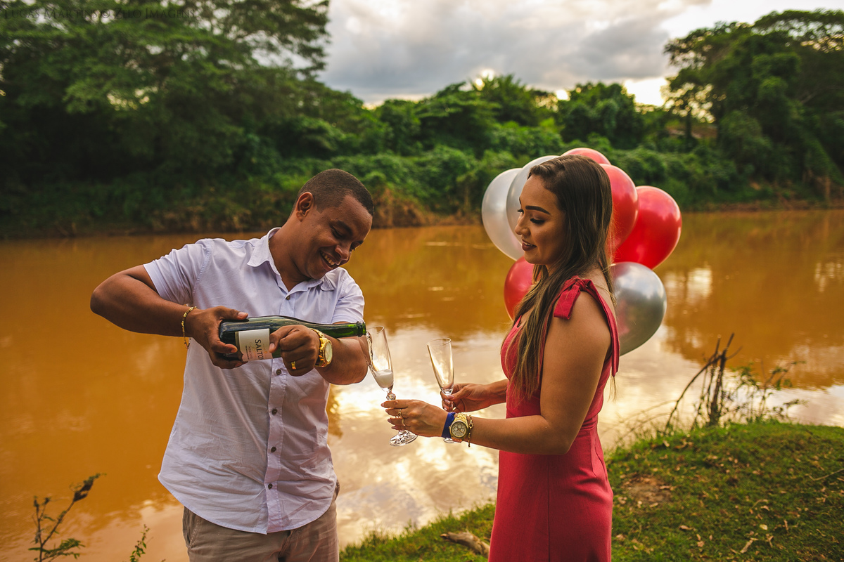 Ensaio de casal piquinique araçuaí beira do rio araçuaí