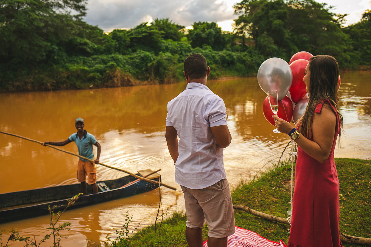 Ensaio de casal piquinique araçuaí beira do rio araçuaí canoa