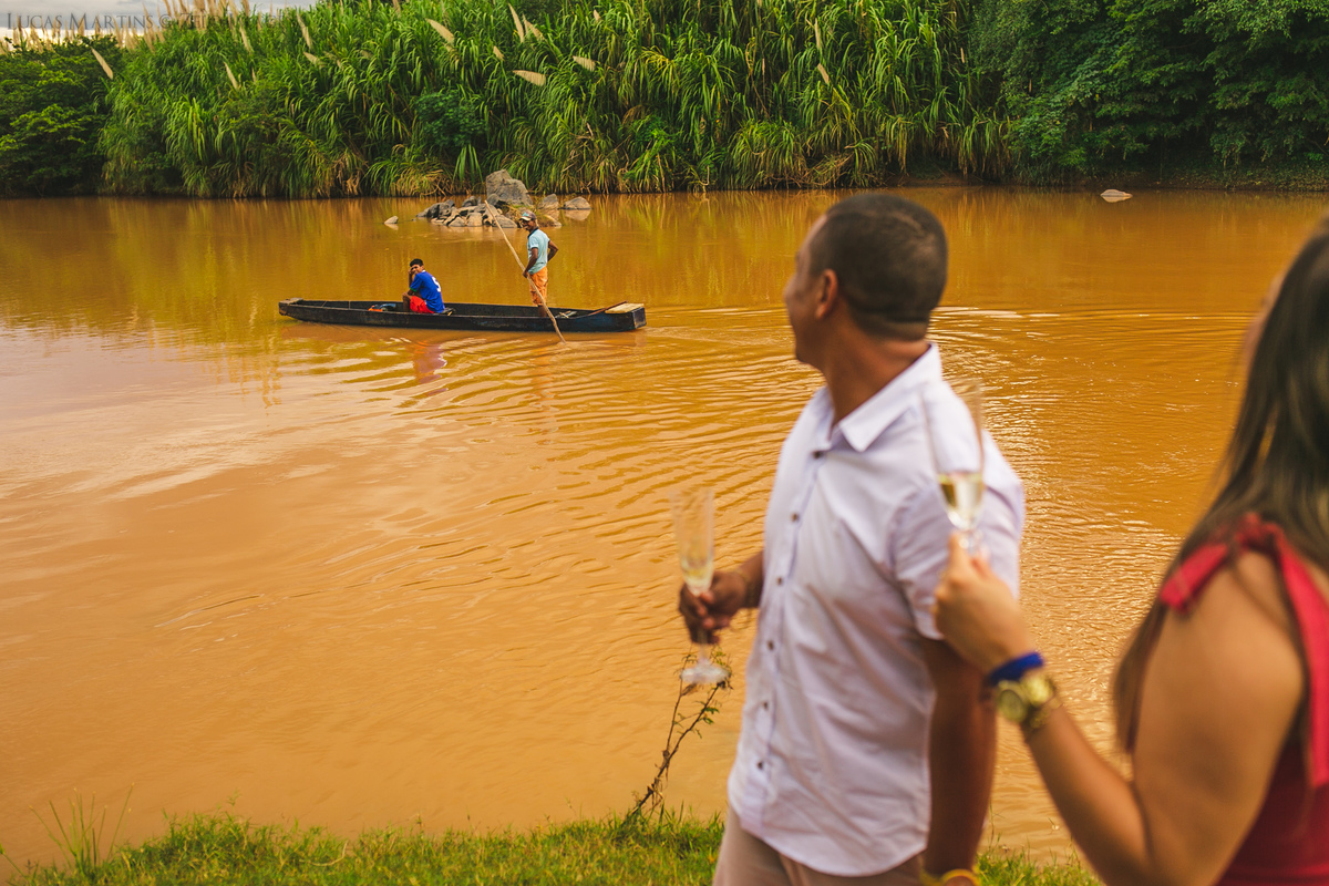 Ensaio de casal piquinique araçuaí beira do rio araçuaí canoa