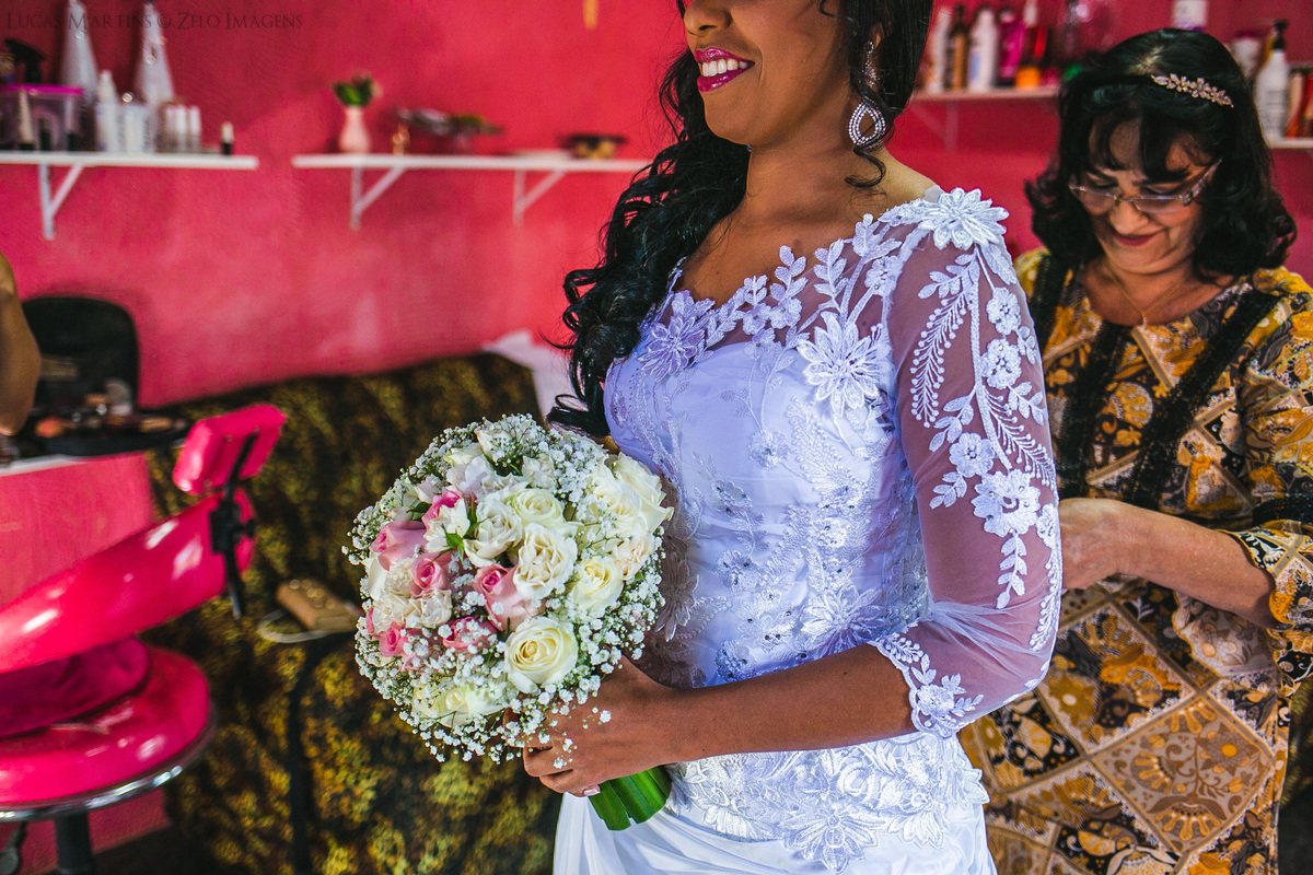 Casamento na pandemia em Araçuaí noiva no making of amarrando o vestido