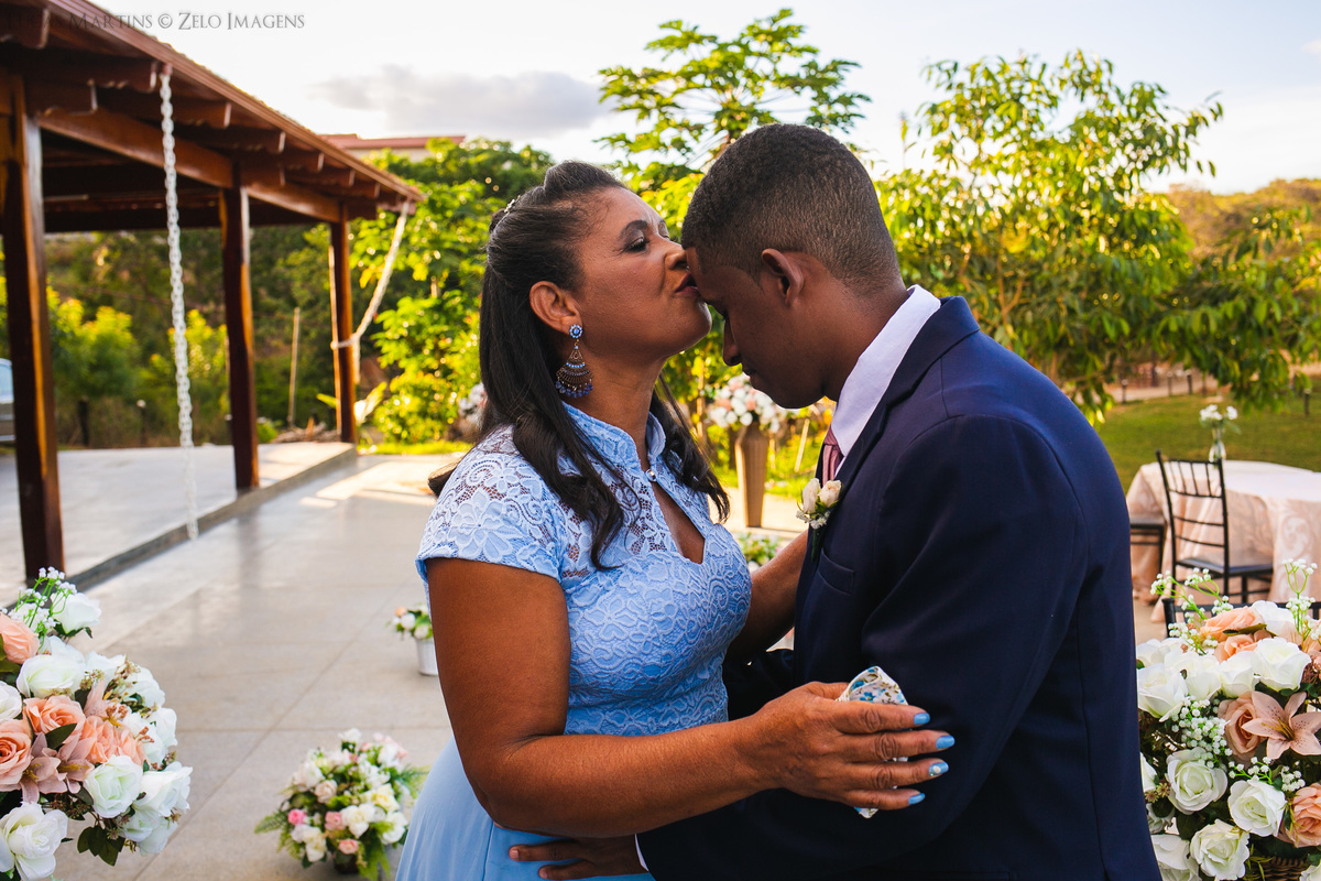 Casamento na pandemia em Araçuaí mãe beijando o novo na cerimônia