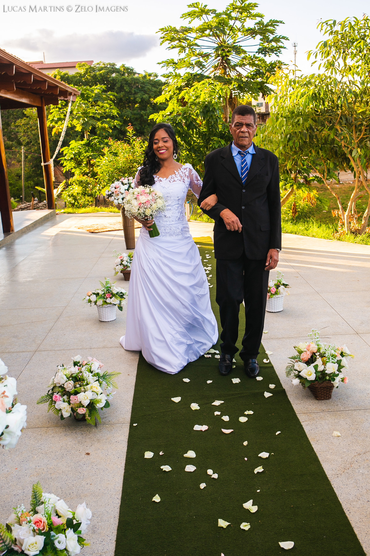 Casamento na pandemia em Araçuaí noiva entrando