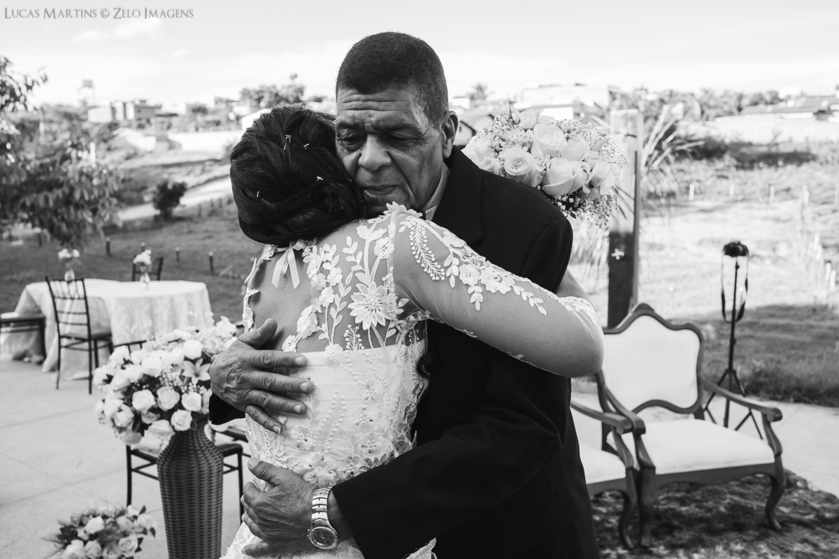 Casamento na pandemia em Araçuaí pai abraçando a noiva