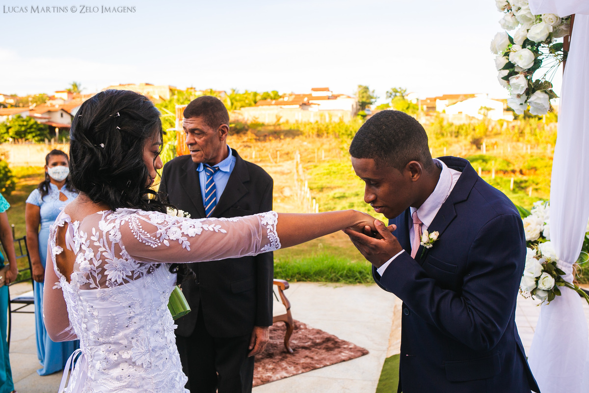 Casamento na pandemia em Araçuaí noivo recebendo a noiva no altar
