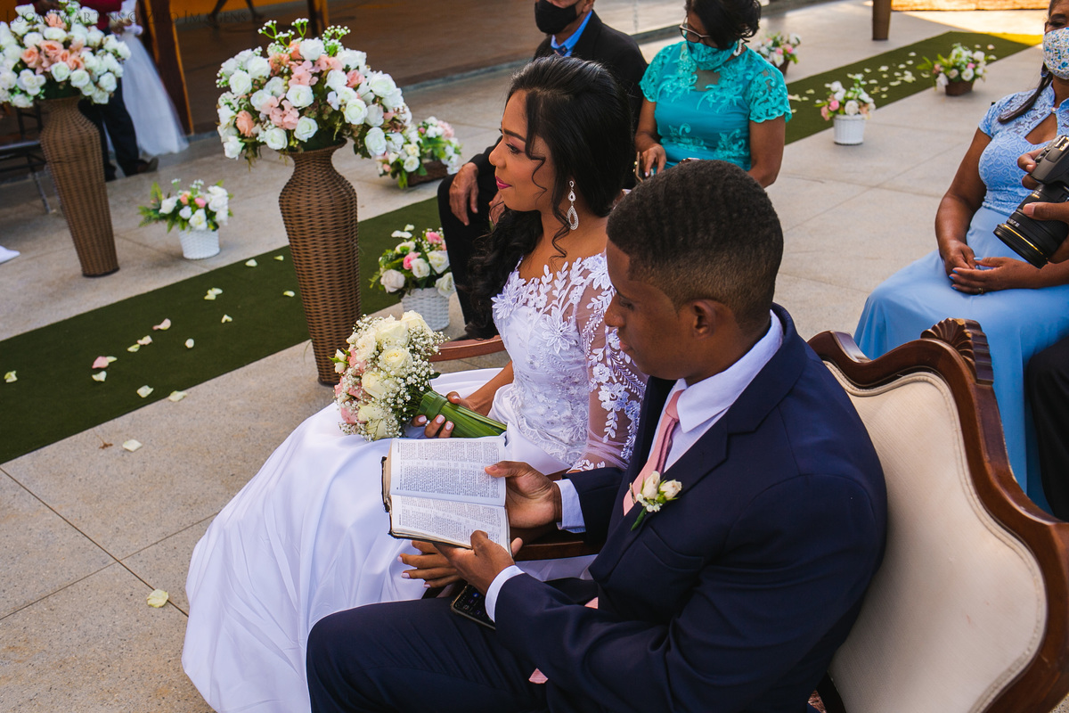 Casamento na pandemia em Araçuaí noivo e noiva no altar com a bíblia
