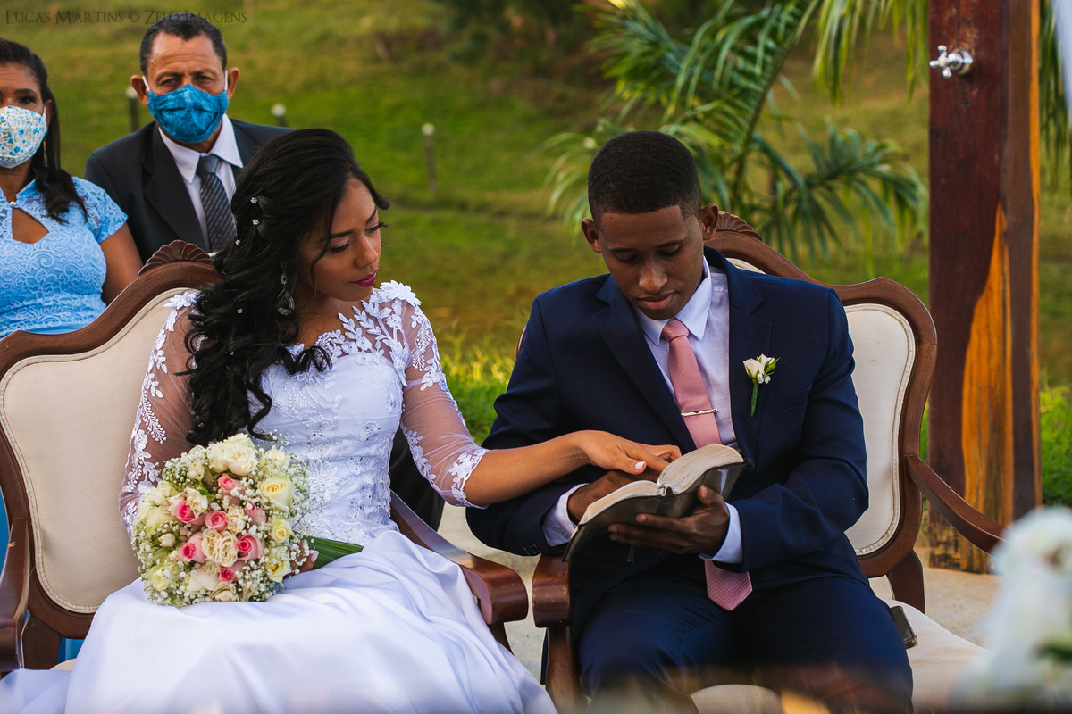 Casamento na pandemia em Araçuaí noivo e noiva no altar com a bíblia