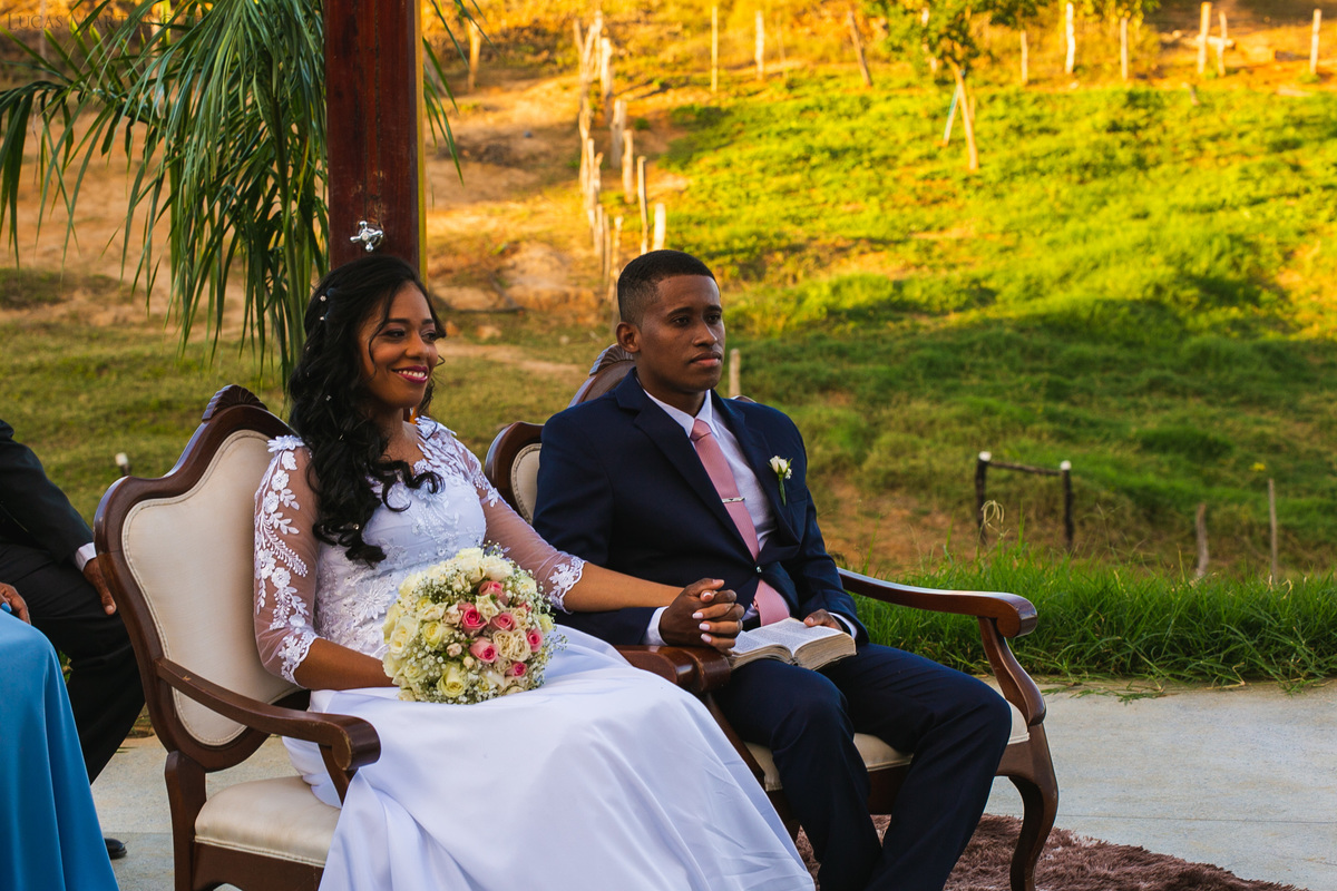 Casamento na pandemia em Araçuaí noivo e noiva no altar com a bíblia