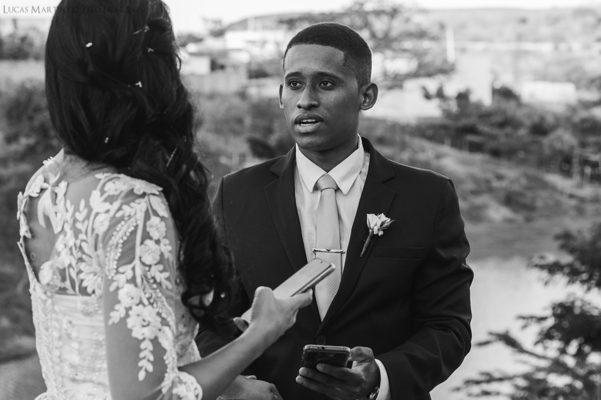 Casamento na pandemia em Araçuaí noivo e noiva trocando votos