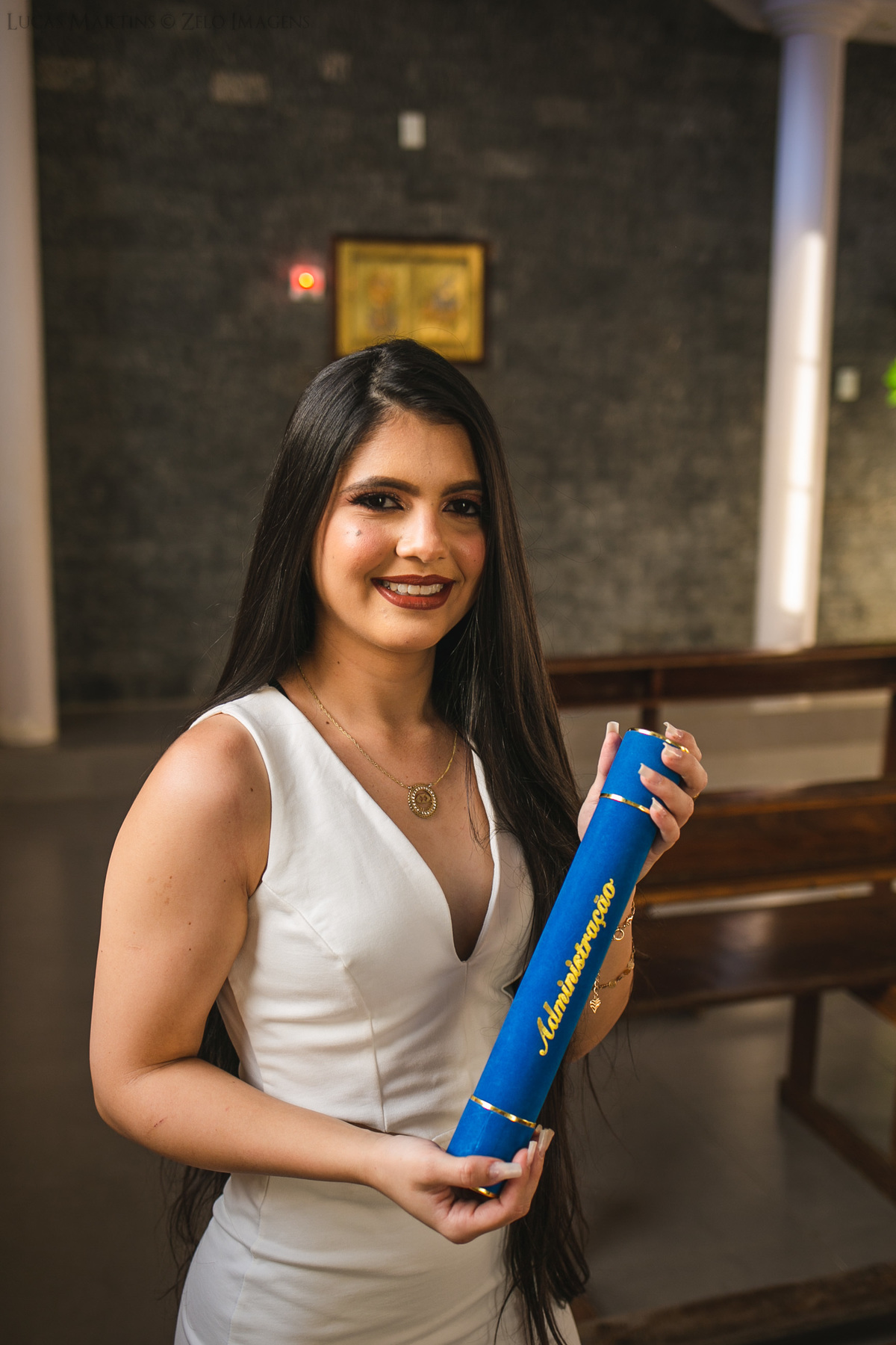 ensaio de formatura Araçuaí administração
formanda dentro da igreja