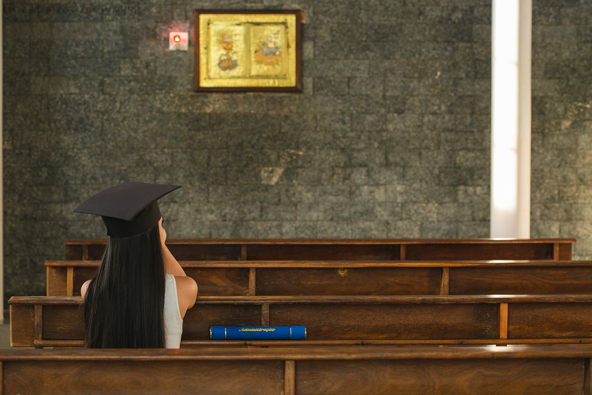 ensaio de formatura Araçuaí administração
formanda dentro da igreja