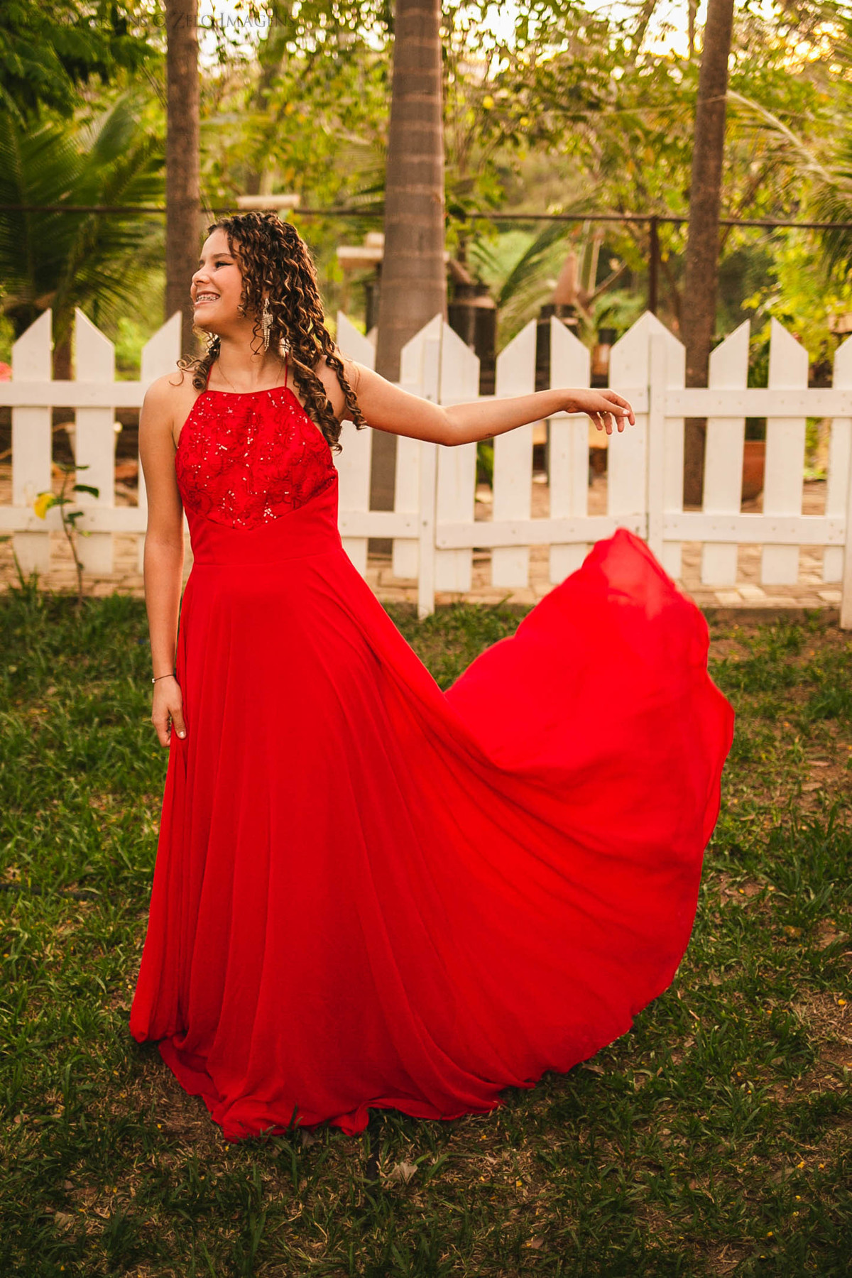 ensaio adolescente debutante no jardim em casa vestido vermelho