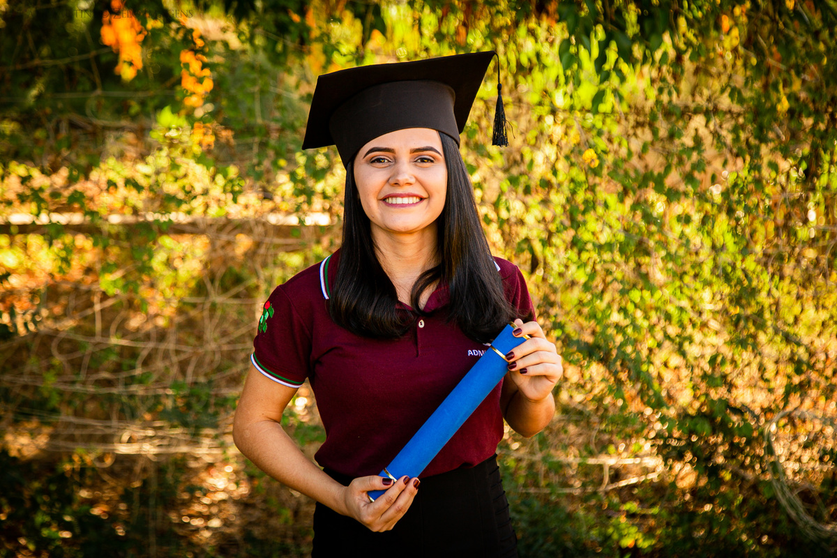 formatura de administração IFNMG aracuai campo jandirão com blusa de formatura vermelho vinho ensaio de formatura ao ar livre