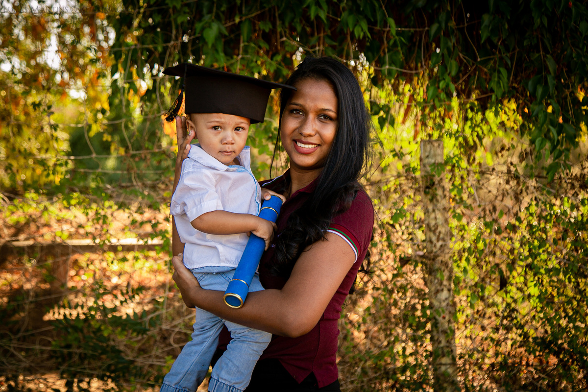 formatura de administração IFNMG aracuai campo jandirão com blusa de formatura vermelho vinho ensaio de formatura com bebe
