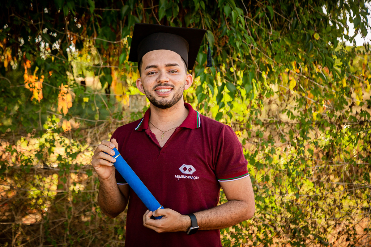 aracuai campo jandirão com blusa de formatura vermelho vinho ensaio de formatura ao ar livre