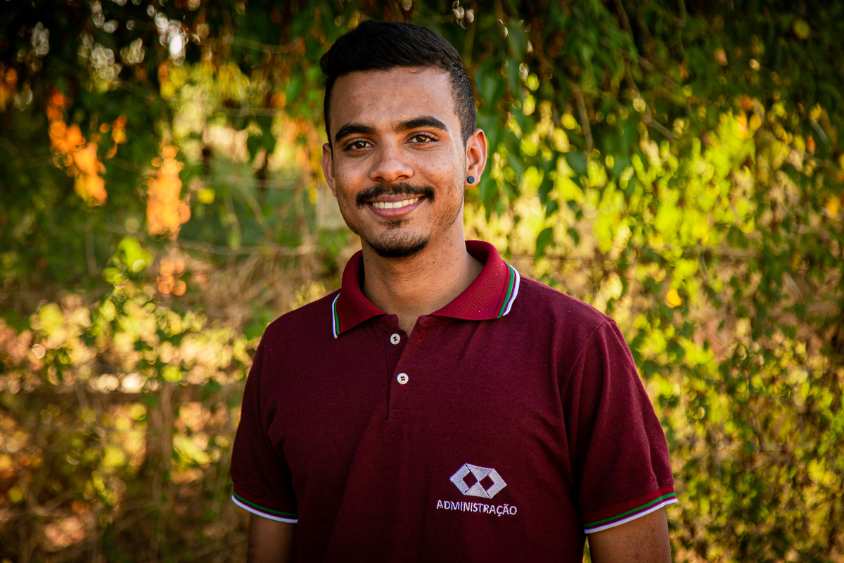 aracuai campo jandirão com blusa de formatura vermelho vinho ensaio de formatura ao ar livre