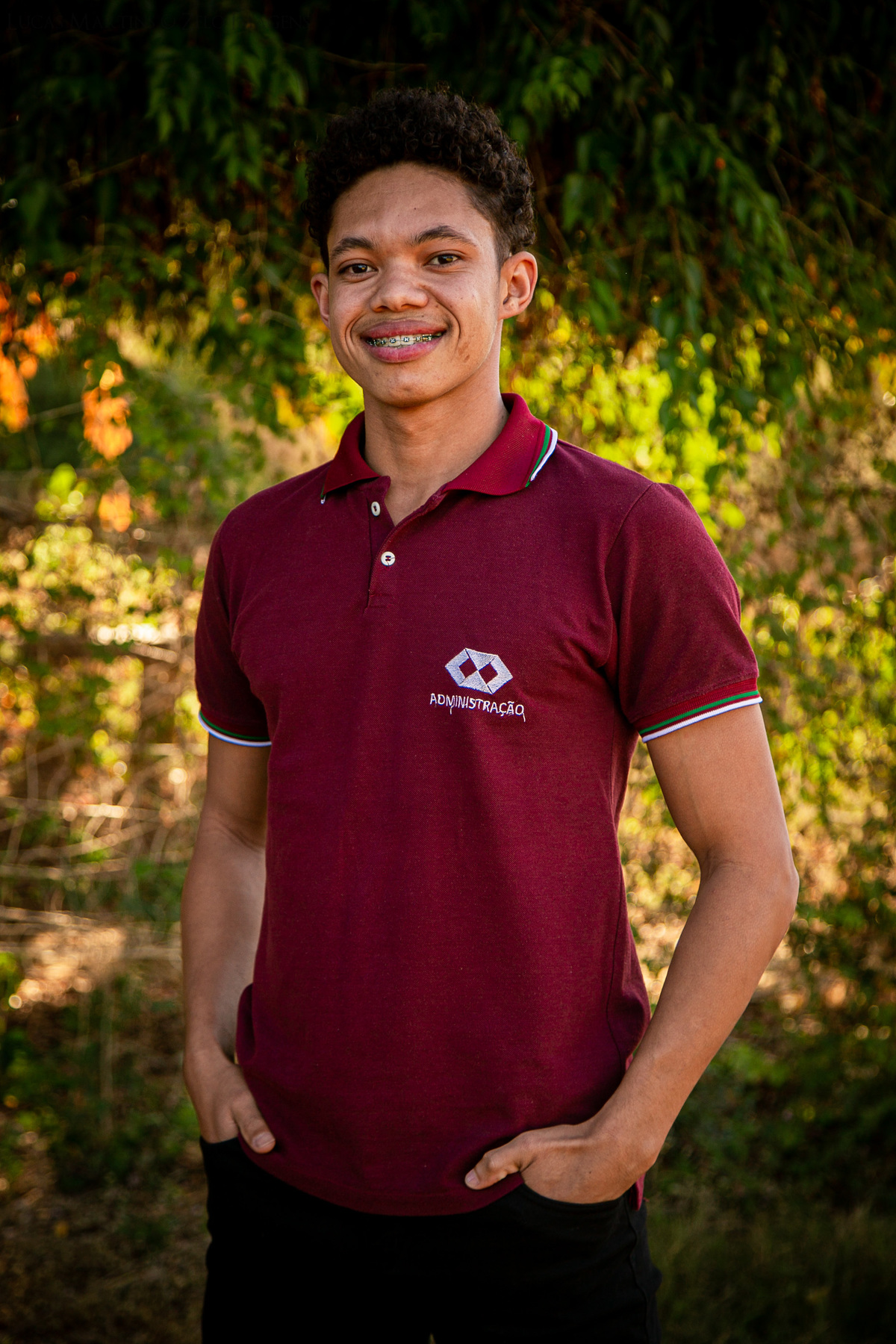 aracuai campo jandirão com blusa de formatura vermelho vinho ensaio de formatura ao ar livre