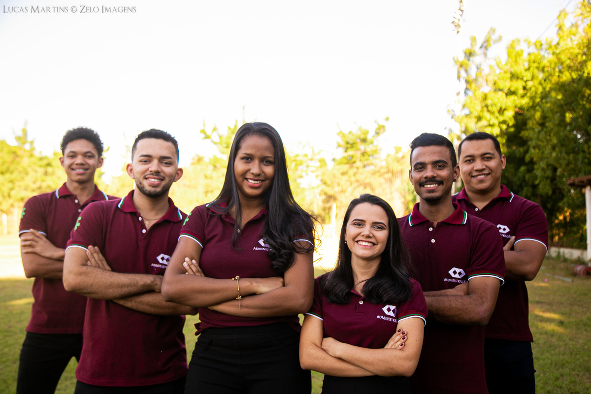 formatura de administração IFNMG aracuai campo jandirão com blusa de formatura vermelho vinho
