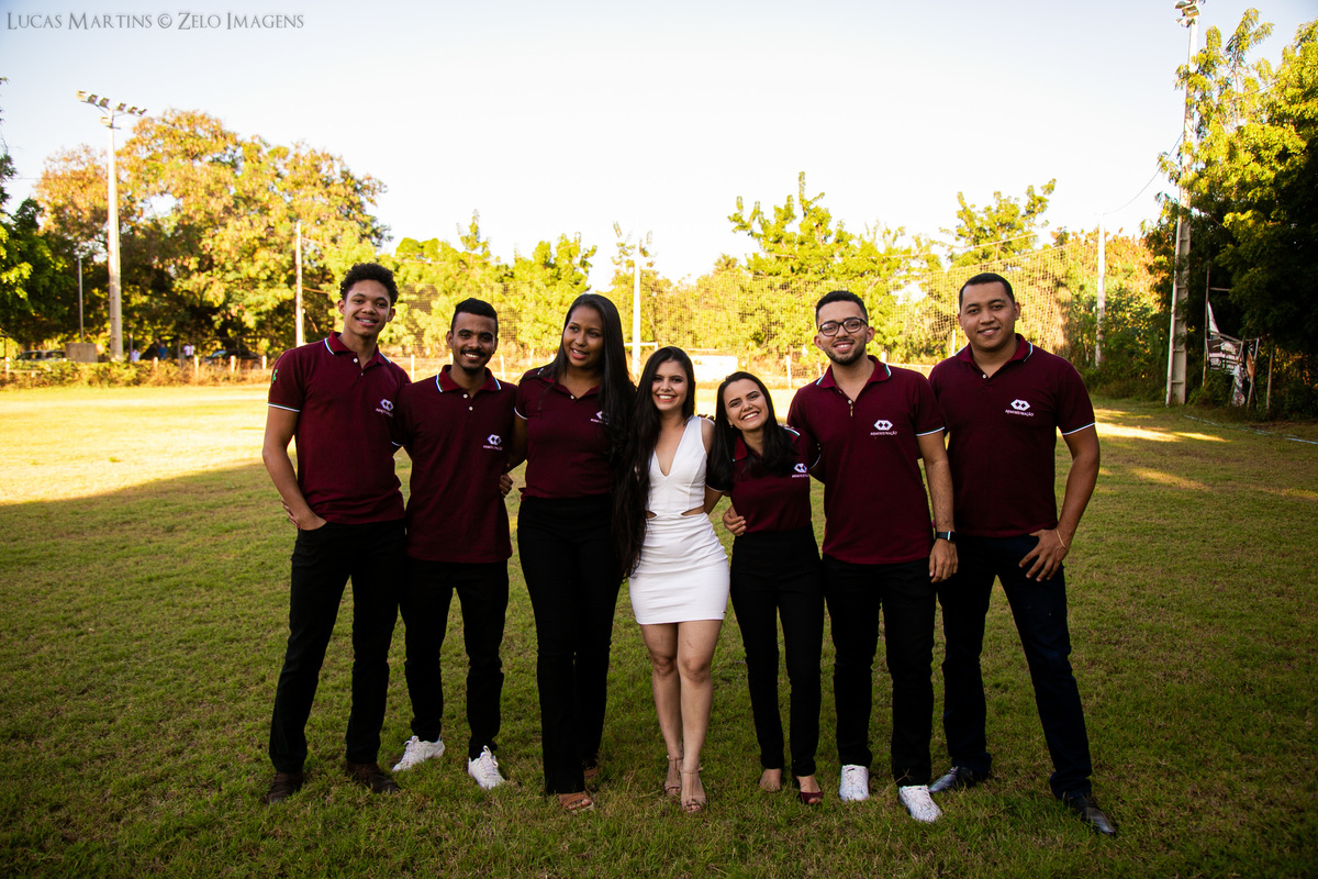 aracuai campo jandirão com blusa de formatura vermelho vinho ensaio de formatura ao ar livre