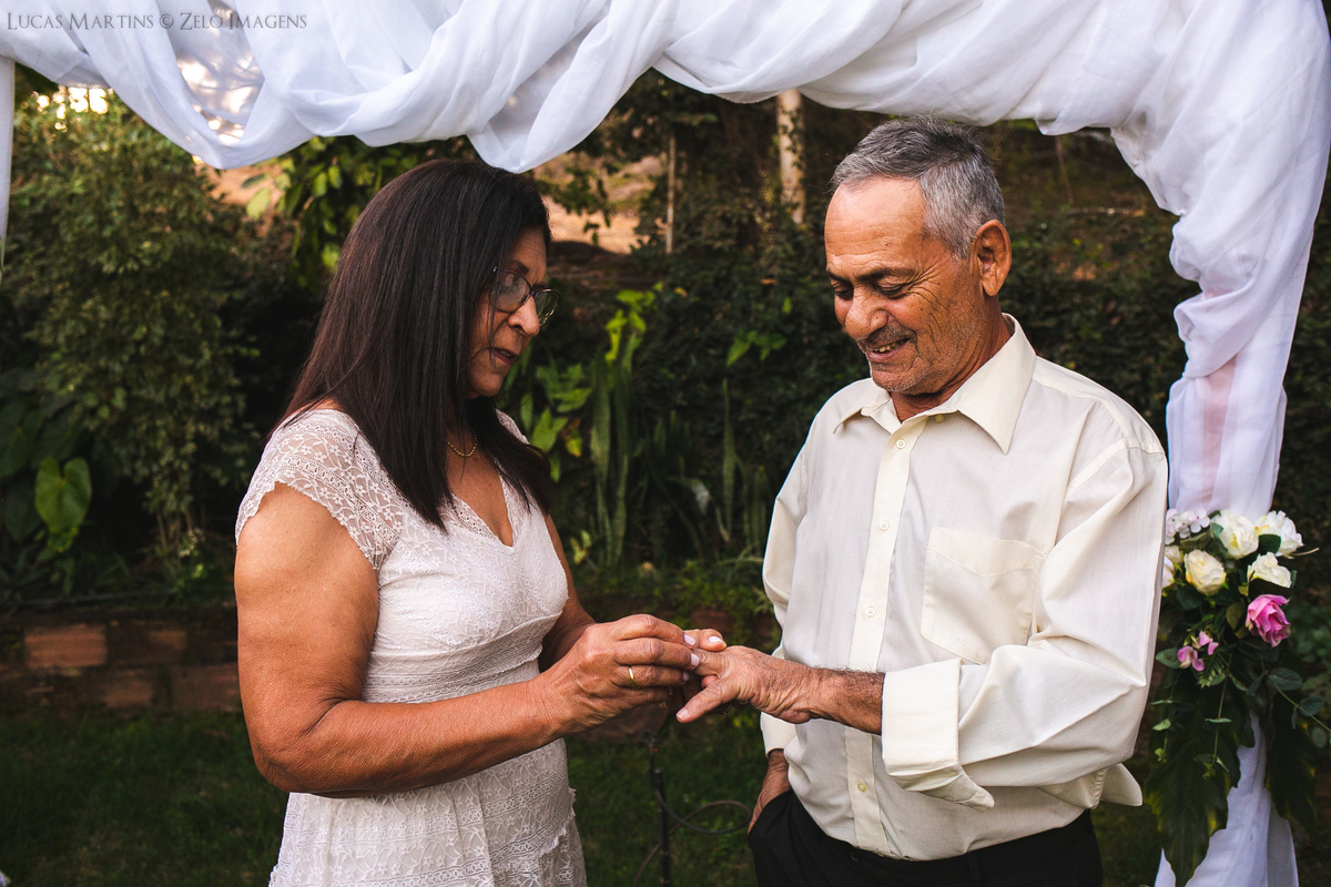 bodas de ouro no sitio casamento engenheiro schnoor aracuai troca de aliança