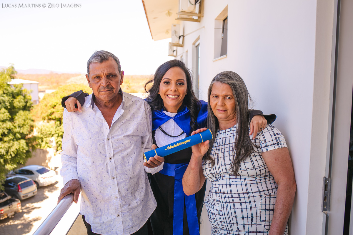 Ensaio de formatura com os pais de beca em hotel village araçuaí mg administração