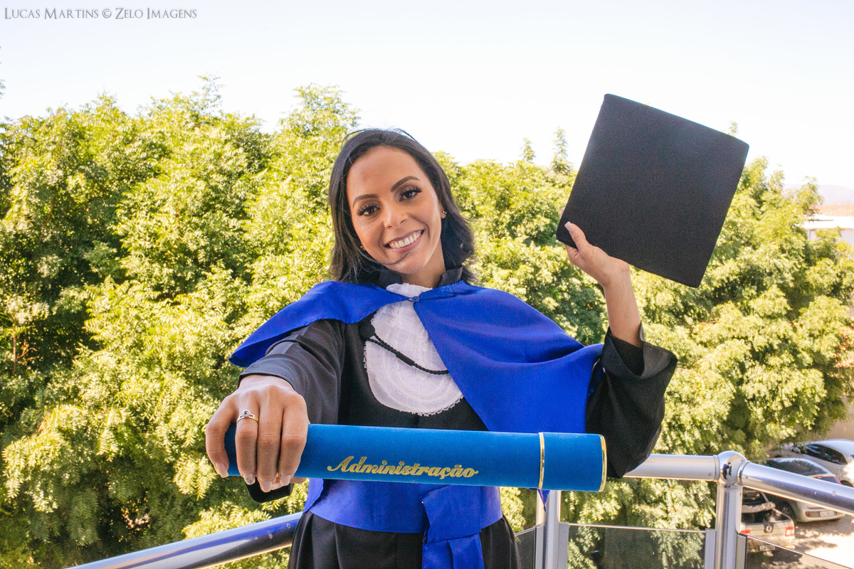 Ensaio de formatura com os pais de beca em hotel village araçuaí mg administração