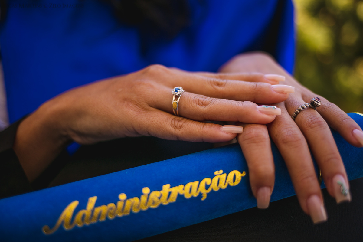 Ensaio de formatura com os pais de beca em hotel village araçuaí mg administração