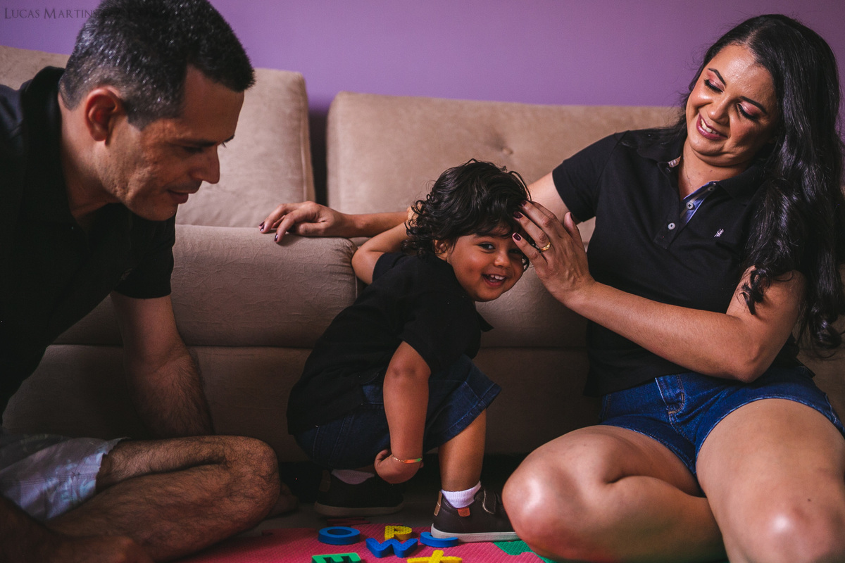 ensaio de familia em casa pandemia araçuaí mg tapete de brinquedos