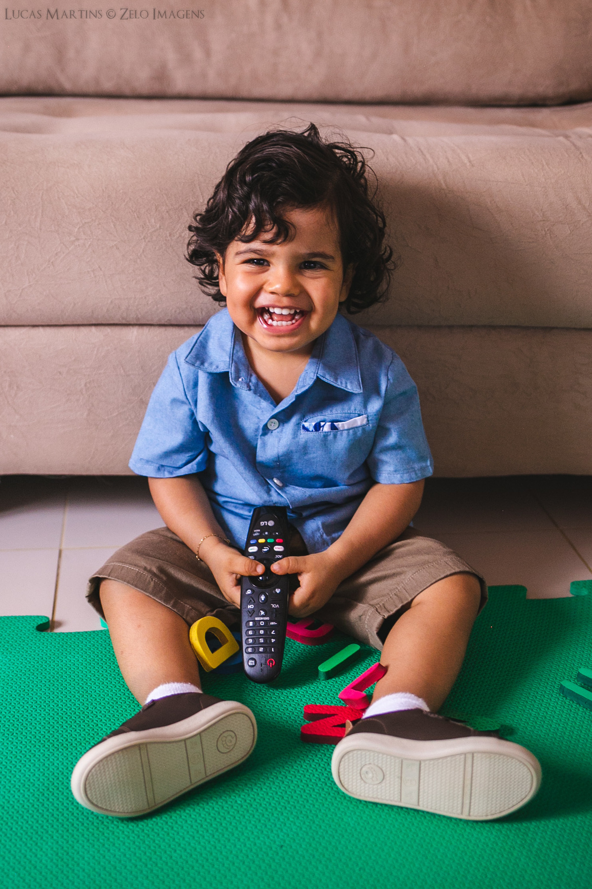 ensaio de familia em casa pandemia araçuaí mg blusa azul tapete de brinquedos controle remoto