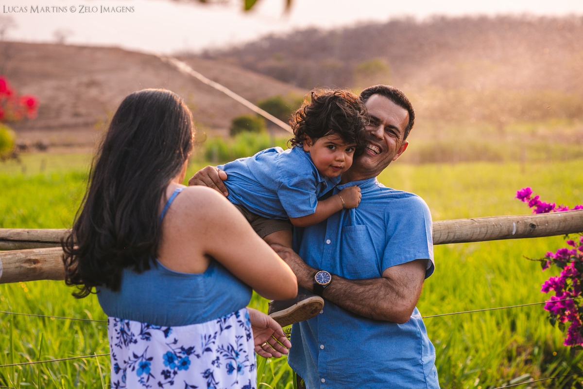 ensaio em familia no sitio haras do jequi araçuaí mg camisa azul ensaio de 2 anos masculino de menino