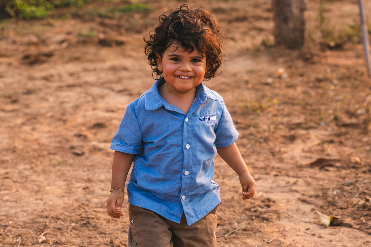 ensaio em familia no sitio haras do jequi araçuaí mg camisa azul ensaio de 2 anos masculino de menino