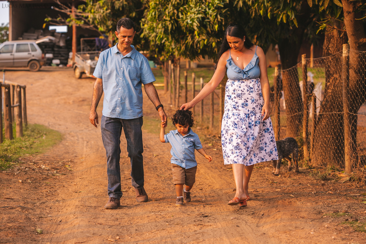 ensaio em familia no sitio haras do jequi araçuaí mg camisa azul ensaio de 2 anos masculino de menino