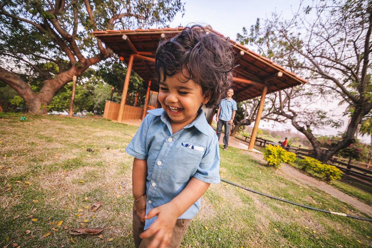 ensaio em familia no sitio haras do jequi araçuaí mg camisa azul ensaio de 2 anos masculino de menino