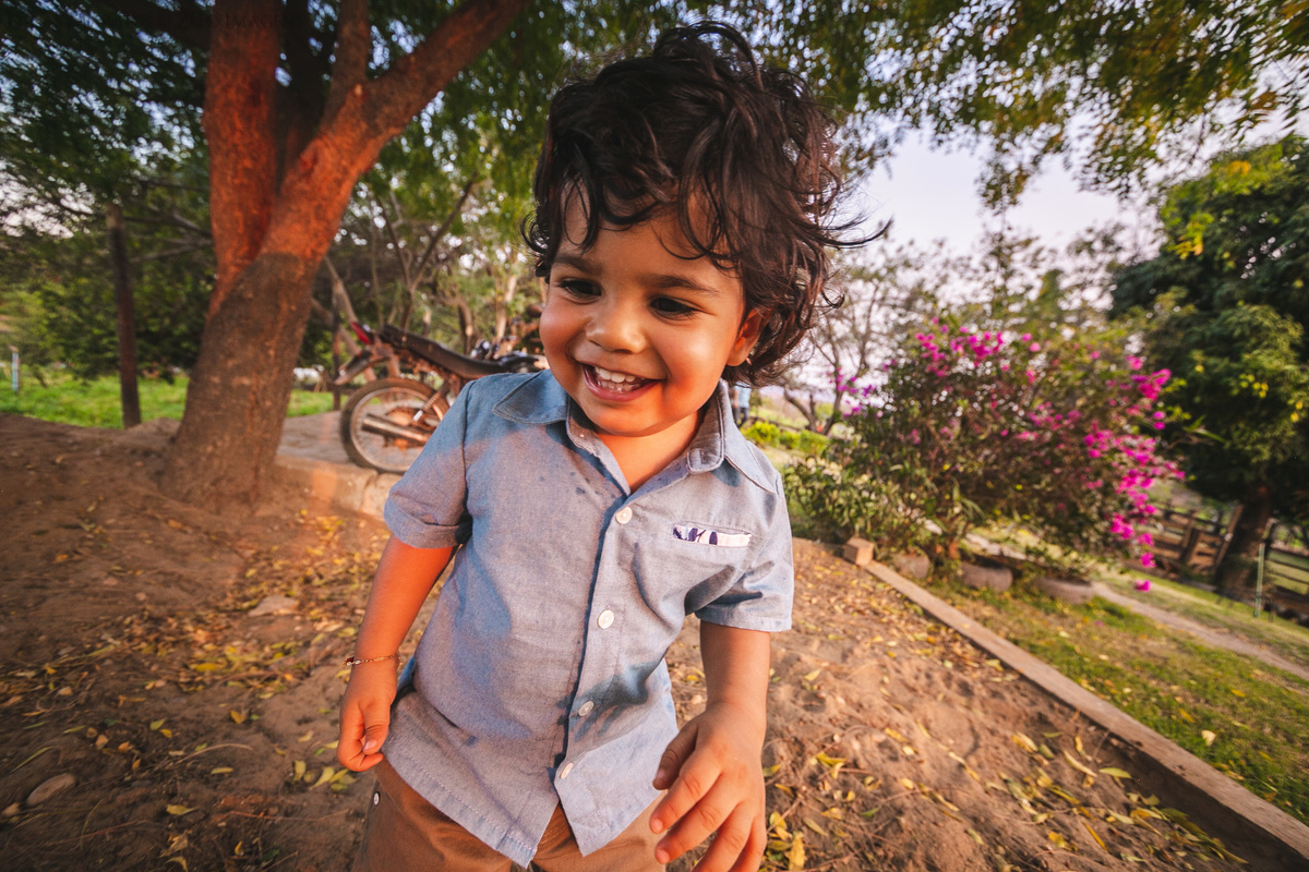 ensaio em familia no sitio haras do jequi araçuaí mg camisa azul ensaio de 2 anos masculino de menino