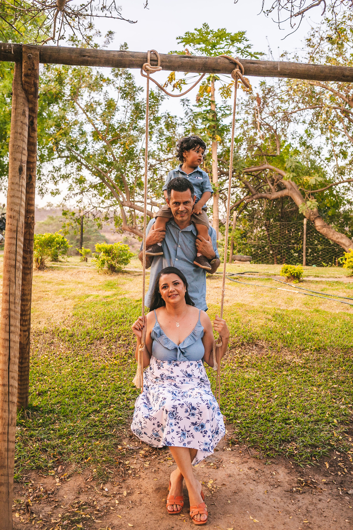 ensaio em familia no sitio haras do jequi araçuaí mg camisa azul ensaio de 2 anos masculino de menino